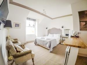愛丁堡的住宿－Allison House 17，白色卧室配有床和沙发