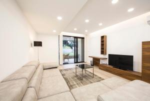 sala de estar con sofá y TV de pantalla plana en XA Apartments RRAL-579 en Madalena