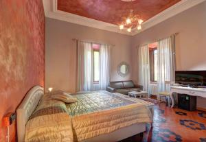 sypialnia z łóżkiem king-size i kanapą w obiekcie Raffaello Residence w mieście Sassoferrato +37 zdjęć