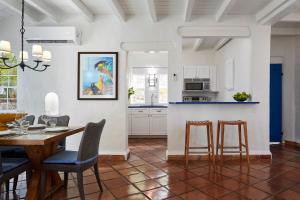 Una cocina o zona de cocina en Windjammer Landing Resort and Residences