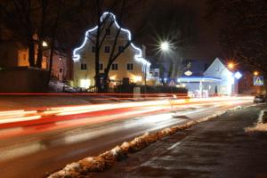 una calle de la ciudad por la noche con rayas de luces en Gaststätte Peperoni en Biberach an der Riß