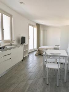 una cucina e un soggiorno con tavolo e sedie di Il Nido - Miniattico panoramico by AppartamentiPetrucci a Foligno