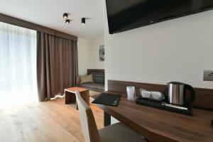 Televízia a/alebo spoločenská miestnosť v ubytovaní Dolomeet Boutique Hotel