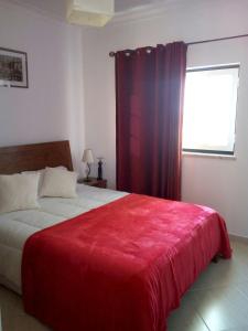 アルヴォルにあるApartamento Bela Vistaのベッドルーム1室(赤いベッド1台、窓付)