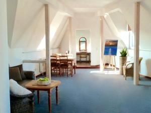 ein Wohnzimmer mit einem Tisch und einem Esszimmer in der Unterkunft Hotel Zum Bügeleisen in Duisburg