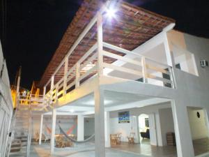 un edificio con una escalera y una luz en la parte superior en Pousada Praia Grande, en Arraial do Cabo