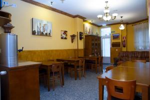 ein Esszimmer mit Holztischen und Stühlen in der Unterkunft Hotel Los 14 in Pravia