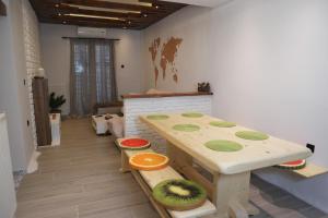 una cucina con tavolo in legno e frutta di ThessPalace a Salonicco