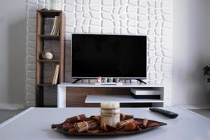 Televízia a/alebo spoločenská miestnosť v ubytovaní ThessPalace
