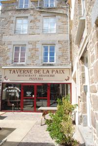 - un bâtiment avec un panneau indiquant le parc dans l'établissement Taverne de la paix, à La Ferté-Macé