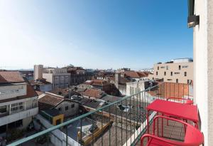 ポルトにあるBmyGuest - Porto Design Central Apartmentのバルコニーから市街の景色を望めます。