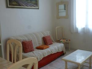 a living room with a couch and a table at Ia Ora Na in Fréjus