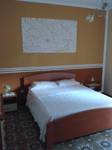 1 dormitorio con 1 cama y una pintura en la pared en Il Sole nel Cilento en Santa Maria di Castellabate