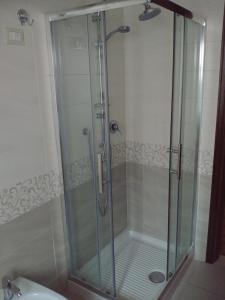y baño con ducha y puerta de cristal. en Il Sole nel Cilento en Santa Maria di Castellabate