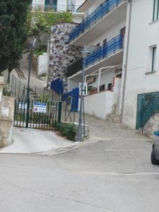 una calle vacía al lado de un edificio con un semáforo en Il Sole nel Cilento en Santa Maria di Castellabate