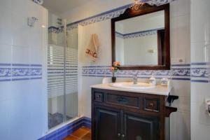 a bathroom with a sink and a shower with a mirror at Apartamento dúplex centro con garaje gratuito in Ronda +62 photos