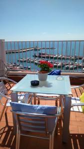 ランポーヤにあるEl Mirador del Portのテーブルと椅子、海の景色を望むバルコニー