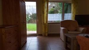 TV a/nebo společenská místnost v ubytování Haus Annegrete mit überdachter Terrasse zum Garten