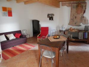 a living room with a table and a couch at Casa delle Antiche Pietre in Cannero Riviera