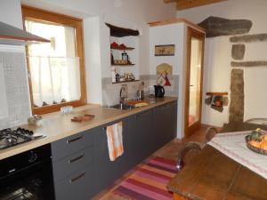 cocina con fregadero y fogones horno superior en Casa delle Antiche Pietre, en Cannero Riviera