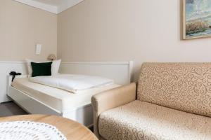 Postel nebo postele na pokoji v ubytování Hotel Löwen-Weinstube