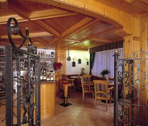 Reštaurácia alebo iné gastronomické zariadenie v ubytovaní Residence Taufer