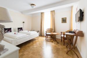 Postel nebo postele na pokoji v ubytování Hotel Löwen-Weinstube