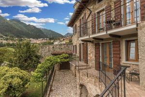 トレモージネ・スル・ガルダにあるCasa San Francescoの山々の景色を望むバルコニー付きの家