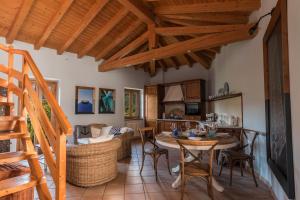 eine Küche und ein Wohnzimmer mit einem Tisch und Stühlen in der Unterkunft Casa San Francesco in Tremosine sul Garda