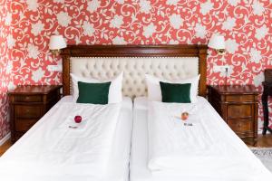 Postel nebo postele na pokoji v ubytování Hotel Löwen-Weinstube