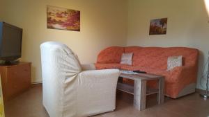 Posezení v ubytování Haus Annegrete mit überdachter Terrasse zum Garten