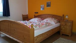 Postel nebo postele na pokoji v ubytování Haus Annegrete mit überdachter Terrasse zum Garten