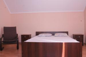 A bed or beds in a room at Apartments on Parkaniya 2a