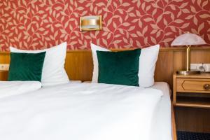 Postel nebo postele na pokoji v ubytování Hotel Löwen-Weinstube