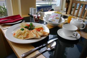 una mesa con un plato de comida en una mesa en Brixham House, en Brixham