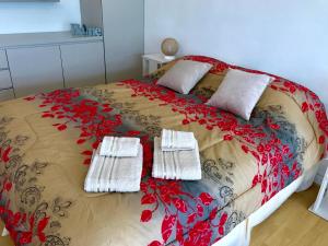 Un dormitorio con una cama grande con flores rojas. en Ocio Laprida en Buenos Aires