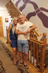 Ein Mann und eine Frau stehen auf der Treppe in der Unterkunft Pokoje Goscinne Oliwia & Laura II in Rumia