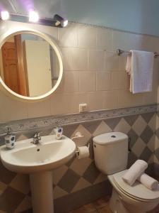 Et badeværelse på Apartamento en Nerja + 23 billeder