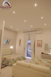 ナポリにあるPalazzo D'Atriのベッドルーム1室(ベッド2台、ソファ付)