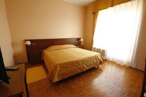 Łóżko lub łóżka w pokoju w obiekcie hotel ristorante vittoria