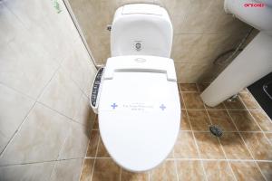 - des toilettes dans une salle de bains avec une étiquette dans l'établissement Firenze Motel, à Asan 37 autres photos