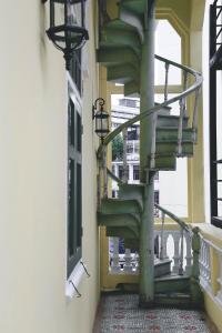 una escalera de caracol en el lateral de un edificio en Baan 2459 en Bangkok