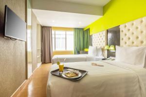 MaxOneHotels at Resort Makassar客房内的一张或多张床位