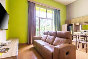 MaxOneHotels at Resort Makassar的电视和/或娱乐中心