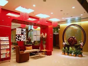 a store lobby with a couch and a mirror at Tomolo Hotel Wuzhan Branch in Wuhan