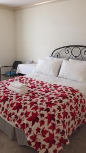 um quarto com 2 camas com um cobertor vermelho e branco em Go House em Richmond