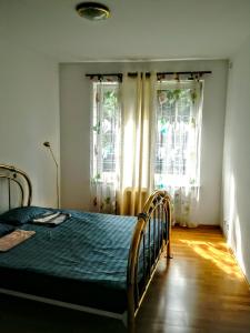 een slaapkamer met een bed en 2 ramen bij FANTASTIC of ACCOMMODATION in Warschau