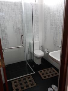 Kylpyhuone majoituspaikassa Andora Nuwara Eliya