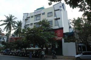 un edificio blanco con motocicletas estacionadas frente a él en The Corporate Comforts, en Bangalore