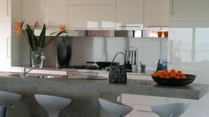 A kitchen or kitchenette at The Roozen Residence
